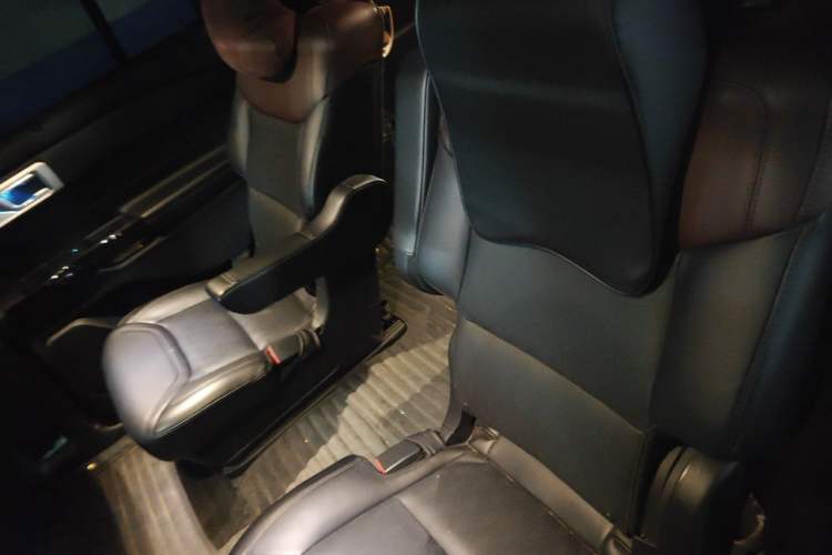 Used Ford Explorer 2020 EcoBoost 285 4x4 Platinum Edition 6 Seats Left Rear Seat
