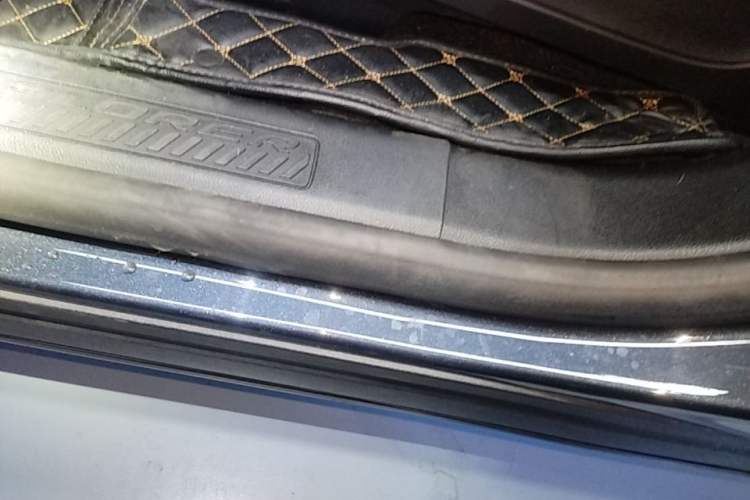 Used Ford Explorer 2020 EcoBoost 285 Four-Wheel Drive Trend Edition 6 Seats Left Side Sill