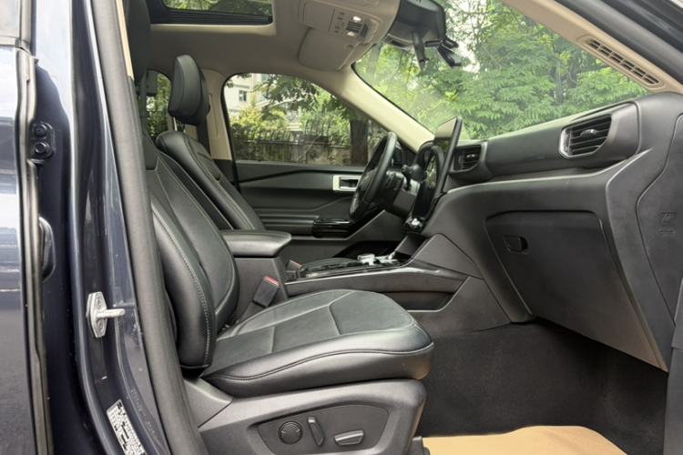 Used Ford Explorer 2020 EcoBoost 285 Rear-Drive Trend Edition 7-Seater Right Front Seat