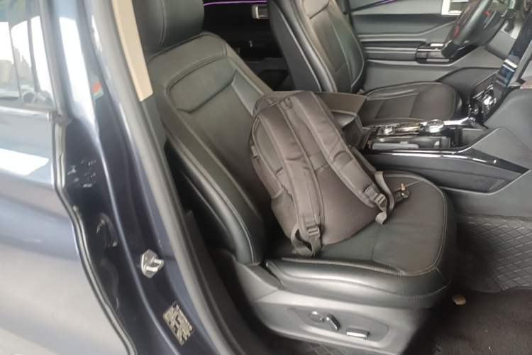 Used Ford Explorer 2020 EcoBoost 285 4x4 Titanium Edition 7-Seater Right Front Seat
