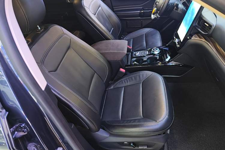 Used Ford Explorer 2020 EcoBoost 285 4x4 Titanium Edition 6 Seats Right Front Seat