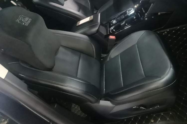 Used Ford Explorer 2020 EcoBoost 285 4x4 Titanium Edition 7-Seater Right Front Seat