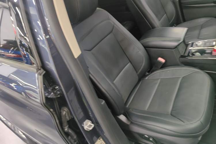 Used Ford Explorer 2020 EcoBoost 285 4x4 Titanium Edition 6 Seats Right Front Seat