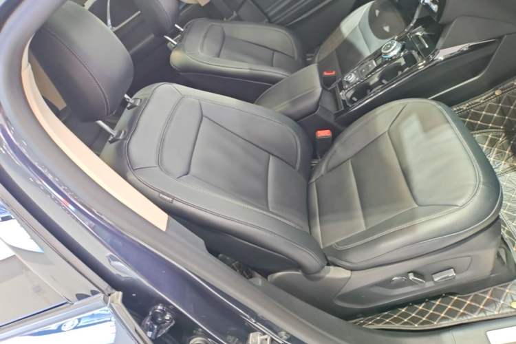 Used Ford Explorer 2020 EcoBoost 285 4x4 Titanium Edition 7-Seater Right Front Seat