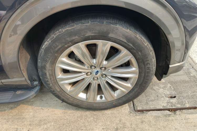 Used Ford Explorer 2020 EcoBoost 285 4x4 Titanium Edition 7-Seater Right Front Wheel Hub