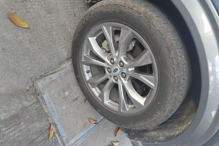 Used Ford Explorer 2020 EcoBoost 285 Rear-Drive Trend Edition 7-Seater Right Front Wheel Hub