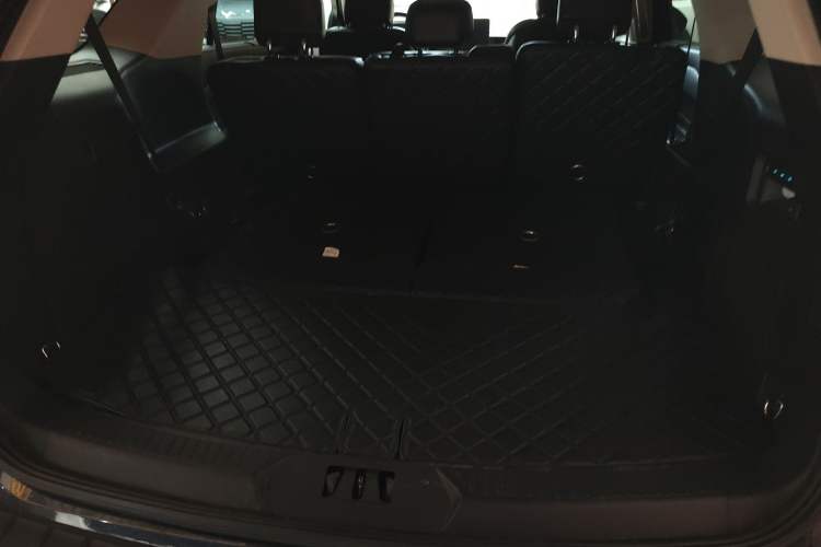 Used Ford Explorer 2020 EcoBoost 285 4x4 Titanium Edition 7-Seater Trunk