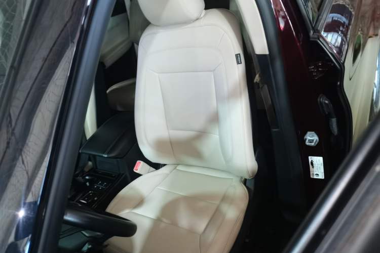 Used Ford Explorer 2020 EcoBoost 285 Rear-Drive Trend Edition 6 Seats Left Front Seat