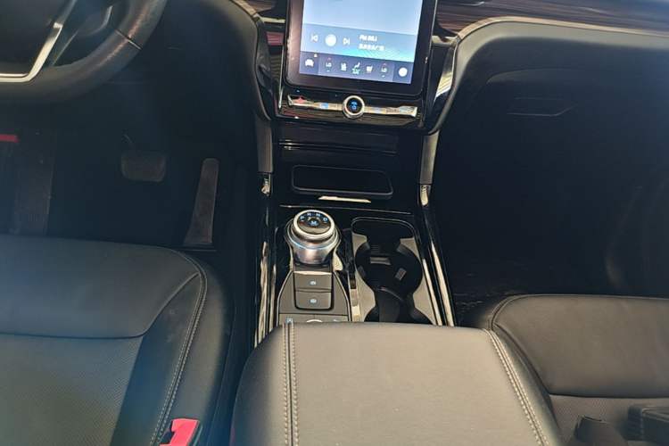 Used Ford Explorer 2020 EcoBoost 285 4x4 Titanium Edition 6 Seats Gear Lever