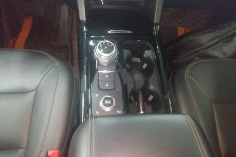 Used Ford Explorer 2020 EcoBoost 285 4x4 Trend Edition 7-Seater Gear Lever