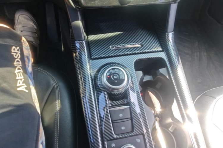 Used Ford Explorer 2020 EcoBoost 285 4x4 Titanium Edition 7-Seater Gear Lever