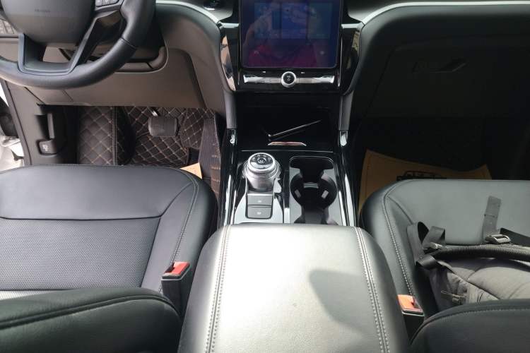 Used Ford Explorer 2020 EcoBoost 285 Rear-Drive Trend Edition 6 Seats Gear Lever