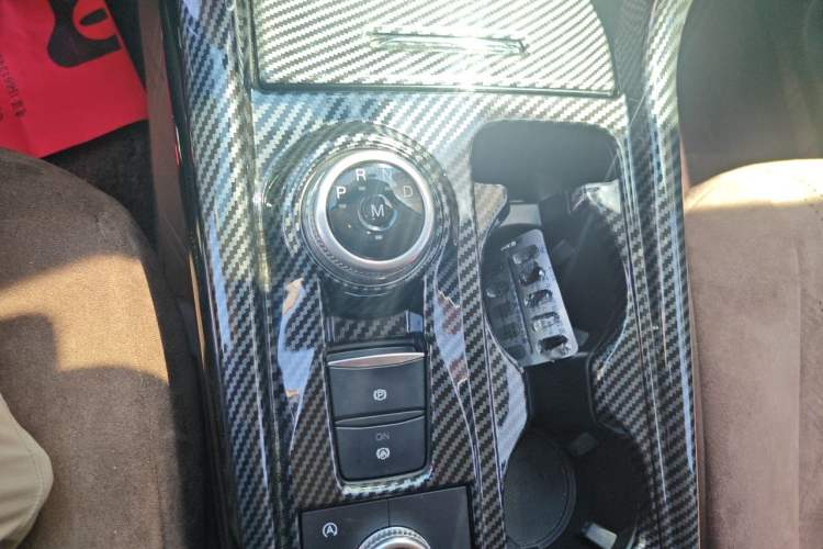 Used Ford Explorer 2020 EcoBoost 285 4x4 Trend Edition 7-Seater Gear Lever
