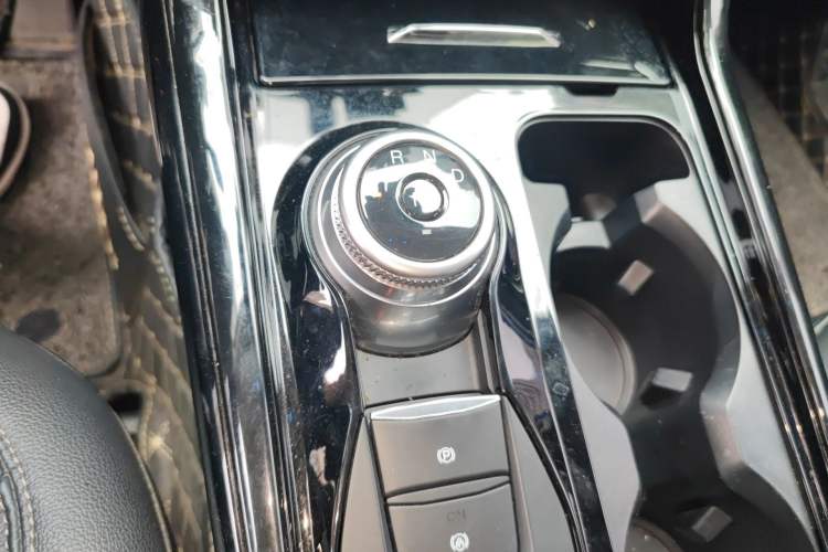 Used Ford Explorer 2020 EcoBoost 285 4x4 Trend Edition 7-Seater Gear Lever
