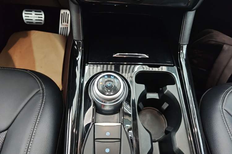 Used Ford Explorer 2020 EcoBoost 285 4x4 Trend Edition 7-Seater Gear Lever