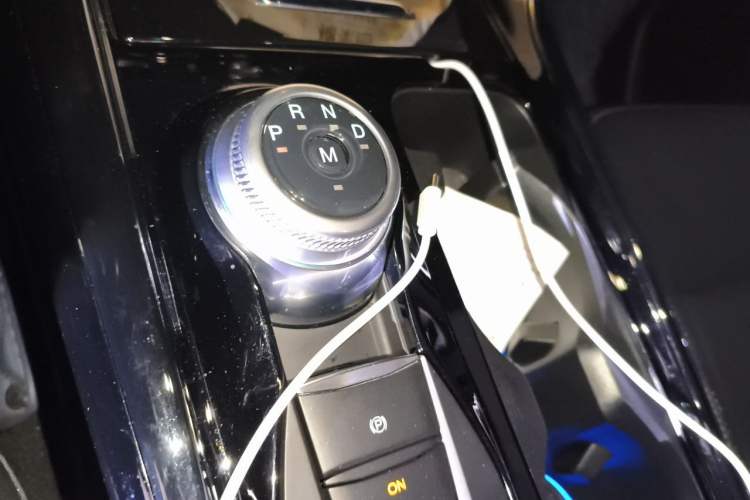 Used Ford Explorer 2020 EcoBoost 285 4x4 Titanium Edition 7-Seater Gear Lever