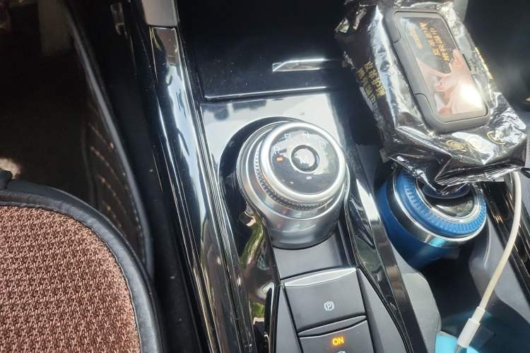 Used Ford Explorer 2020 EcoBoost 285 4x4 Trend Edition 7-Seater Gear Lever