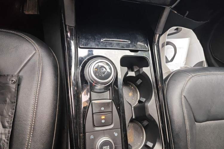 Used Ford Explorer 2020 EcoBoost 285 4x4 Titanium Edition 7-Seater Gear Lever