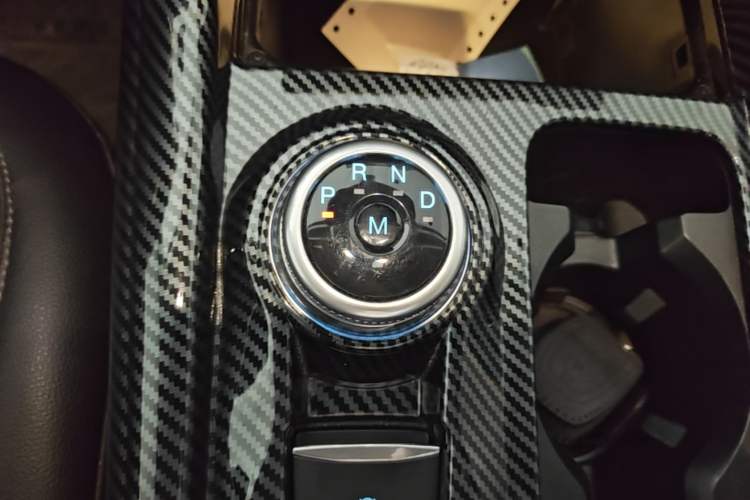 Used Ford Explorer 2020 EcoBoost 285 4x4 Titanium Edition 7-Seater Gear Lever