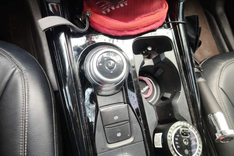 Used Ford Explorer 2020 EcoBoost 285 Four-Wheel Drive Trend Edition 6 Seats Gear Lever