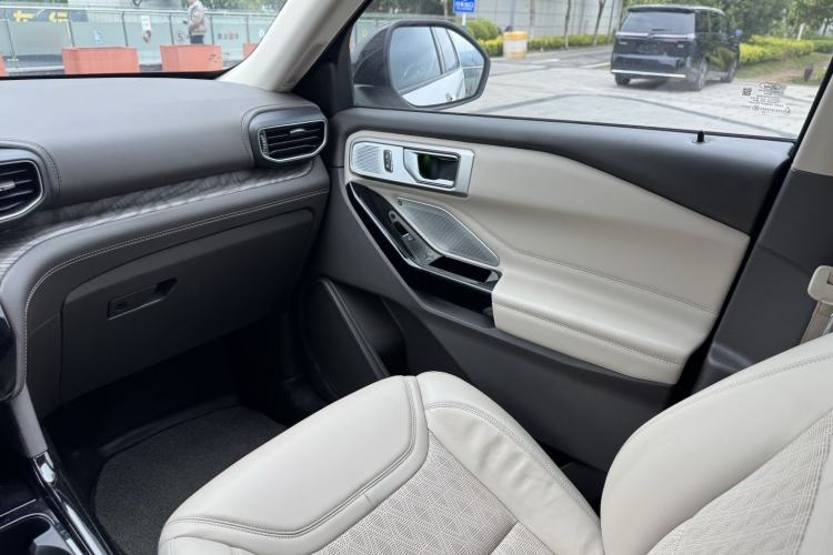 Used Ford Explorer 2020 EcoBoost 285 4x4 Platinum Edition 6 Seats Interior 11