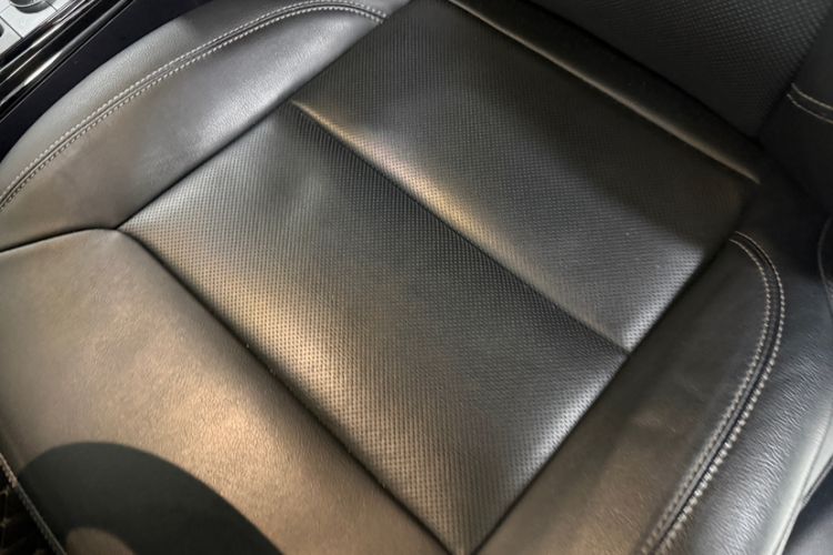 Used Ford Explorer 2020 EcoBoost 285 4x4 Titanium Edition 7-Seater Interior 2