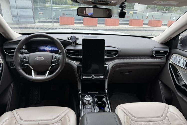 Used Ford Explorer 2020 EcoBoost 285 4x4 Platinum Edition 6 Seats Interior 2