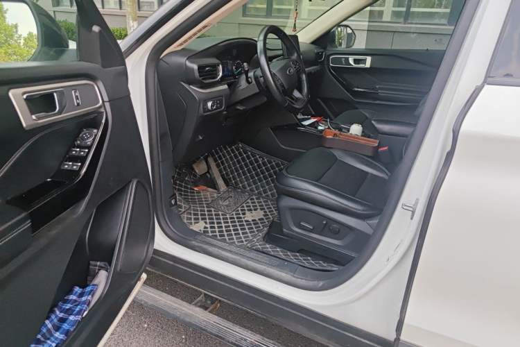 Used Ford Explorer 2020 EcoBoost 285 4x4 Trend Edition 7-Seater Interior 3