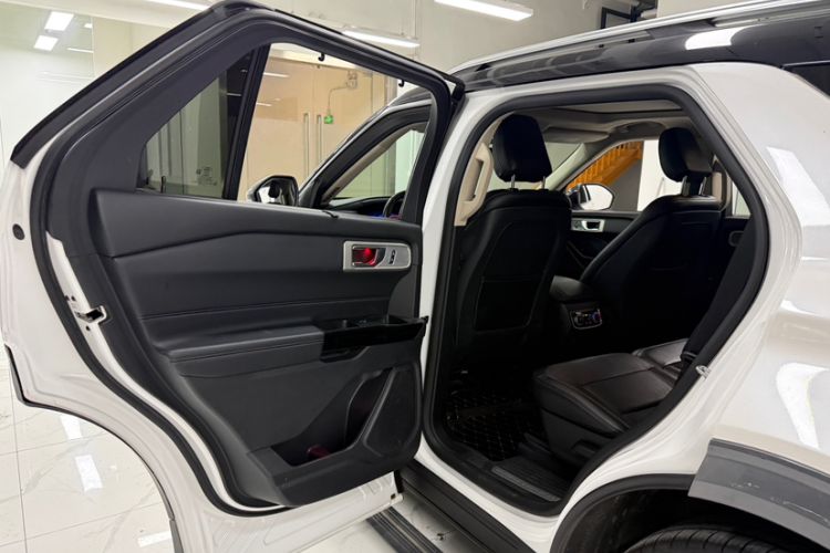 Used Ford Explorer 2020 EcoBoost 285 4x4 Titanium Edition 7-Seater Interior 3
