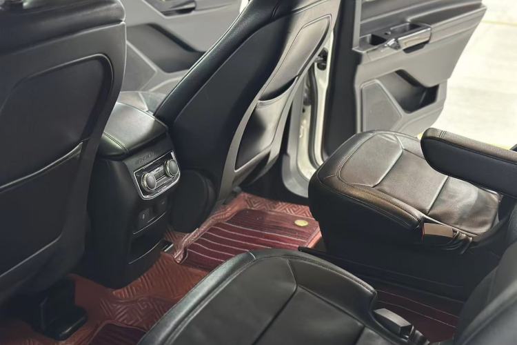 Used Ford Explorer 2020 EcoBoost 285 Rear-Drive Trend Edition 6 Seats Interior 3