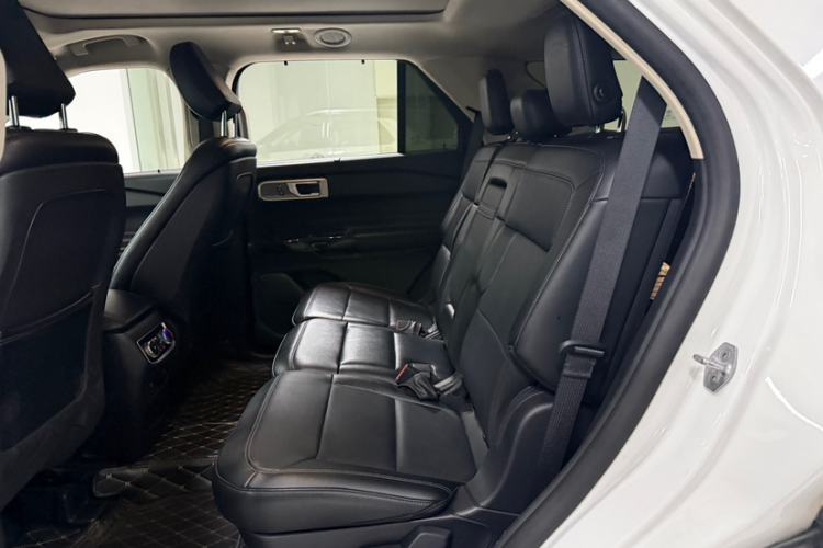 Used Ford Explorer 2020 EcoBoost 285 4x4 Titanium Edition 7-Seater Interior 4