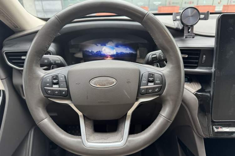 Used Ford Explorer 2020 EcoBoost 285 4x4 Platinum Edition 6 Seats Interior 4