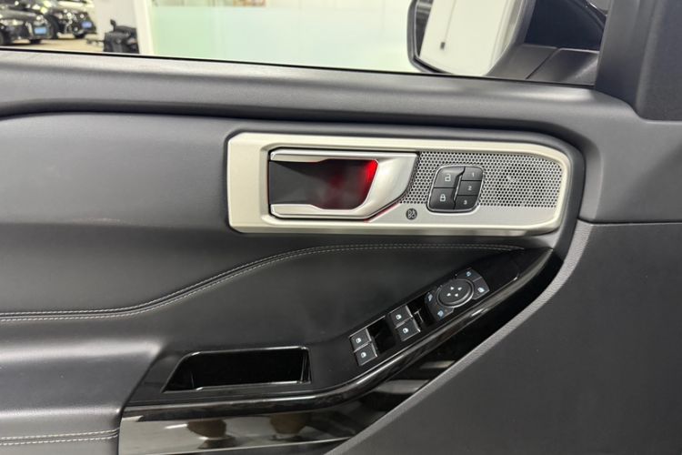 Used Ford Explorer 2020 EcoBoost 285 4x4 Titanium Edition 7-Seater Interior 5