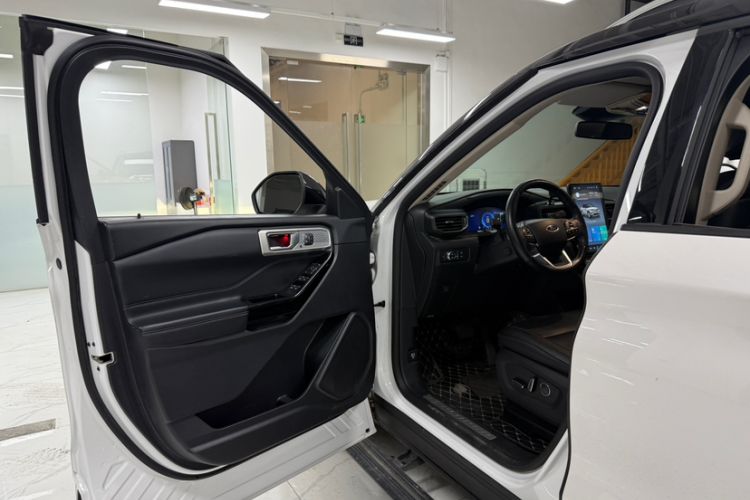 Used Ford Explorer 2020 EcoBoost 285 4x4 Titanium Edition 7-Seater Interior 6