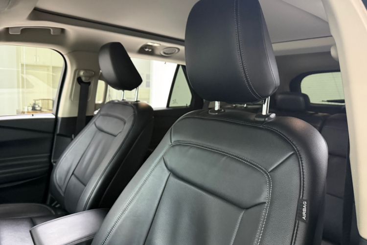 Used Ford Explorer 2020 EcoBoost 285 4x4 Titanium Edition 7-Seater Interior 8