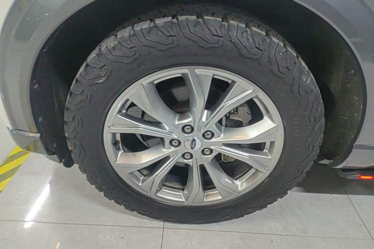 Used Ford Explorer 2020 EcoBoost 285 Rear-Drive Trend Edition 6 Seats Left Front Wheel Hub