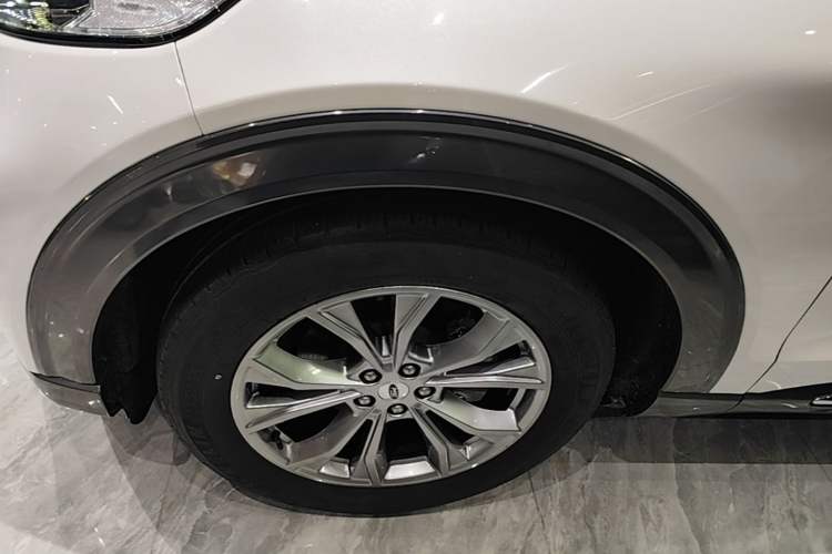 Used Ford Explorer 2020 EcoBoost 285 Rear-Drive Trend Edition 6 Seats Left Front Wheel Hub
