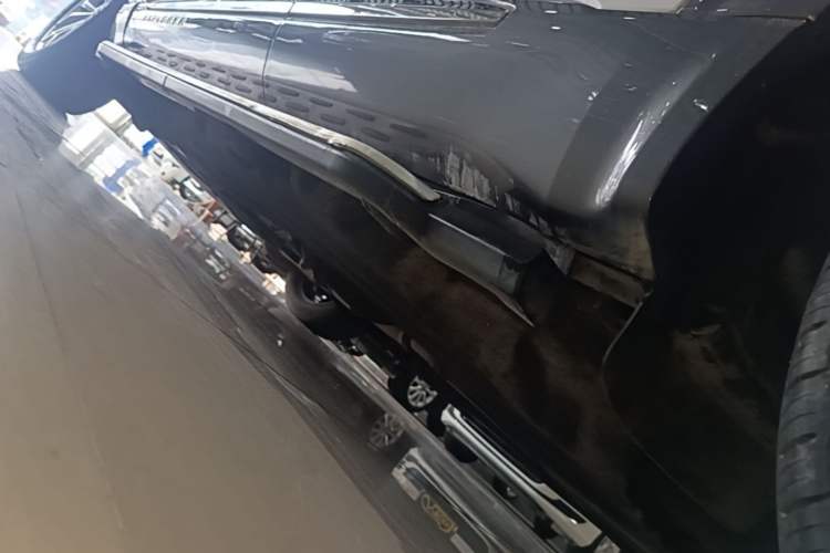 Used Ford Explorer 2020 EcoBoost 285 Rear-Drive Trend Edition 6 Seats Left Side Sill