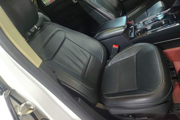 Used Ford Explorer 2020 EcoBoost 285 Rear-Drive Trend Edition 6 Seats Right Front Seat
