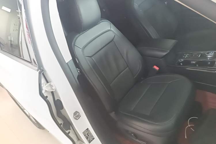 Used Ford Explorer 2020 EcoBoost 285 Rear-Drive Trend Edition 6 Seats Right Front Seat