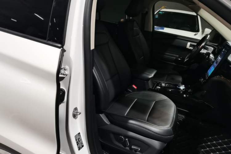 Used Ford Explorer 2020 EcoBoost 285 4x4 Titanium Edition 7-Seater Right Front Seat