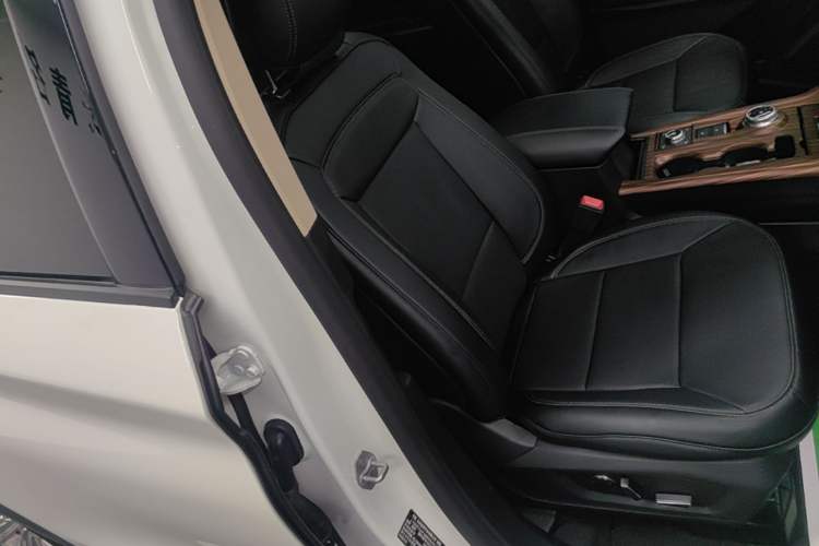 Used Ford Explorer 2020 EcoBoost 285 4x4 Titanium Edition 7-Seater Right Front Seat