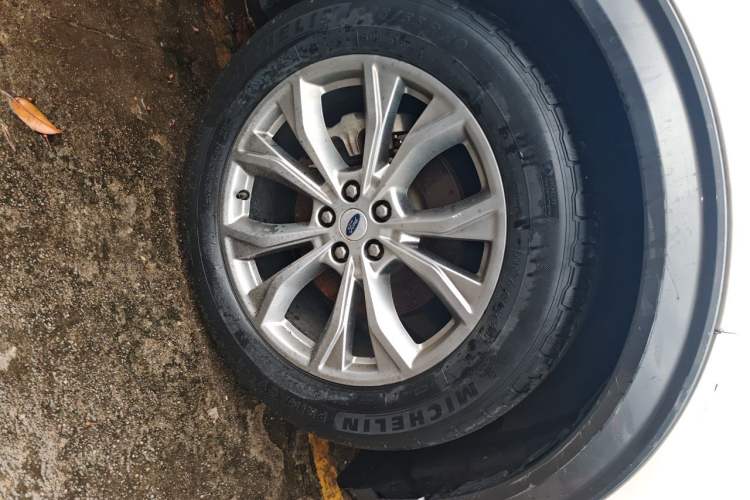 Used Ford Explorer 2020 EcoBoost 285 Rear-Drive Trend Edition 6 Seats Right Front Wheel Hub