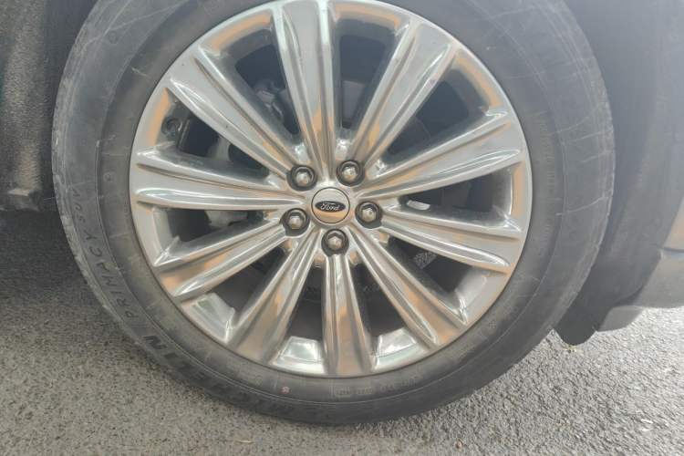 Used Ford Explorer 2020 EcoBoost 285 4x4 Titanium Edition 7-Seater Right Front Wheel Hub