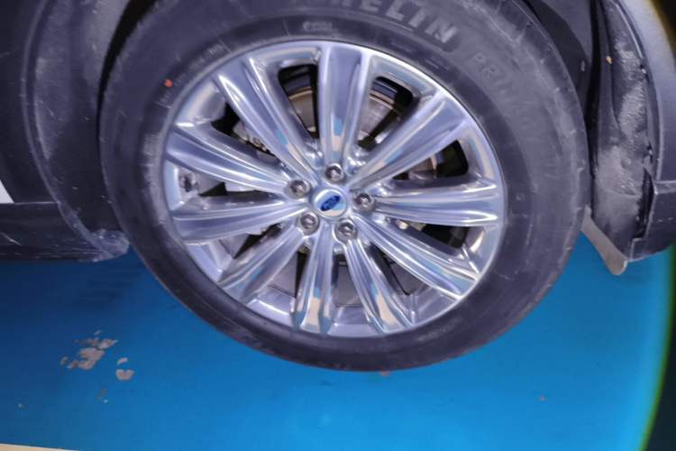 Used Ford Explorer 2020 EcoBoost 285 4x4 Titanium Edition 7-Seater Right Front Wheel Hub