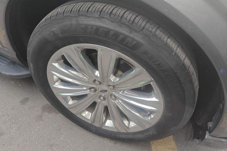 Used Ford Explorer 2020 EcoBoost 285 4x4 Titanium Edition 7-Seater Right Front Wheel Hub
