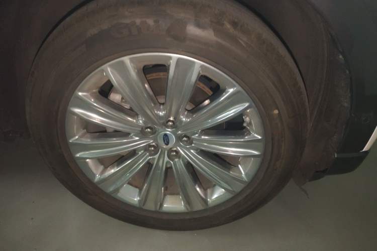 Used Ford Explorer 2020 EcoBoost 285 4x4 Titanium Edition 7-Seater Right Front Wheel Hub