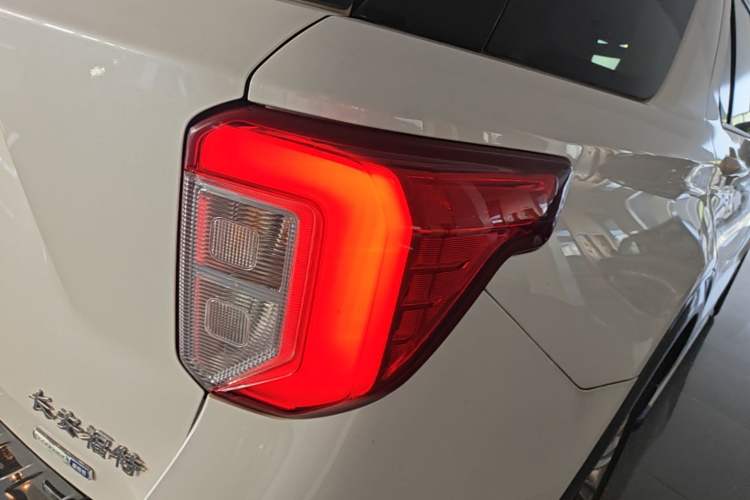 Used Ford Explorer 2020 EcoBoost 285 4x4 Titanium Edition 7-Seater Right Rear Taillight