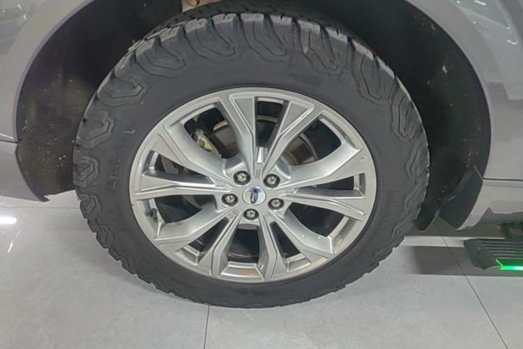 Used Ford Explorer 2020 EcoBoost 285 Rear-Drive Trend Edition 6 Seats Right Rear Wheel Hub
