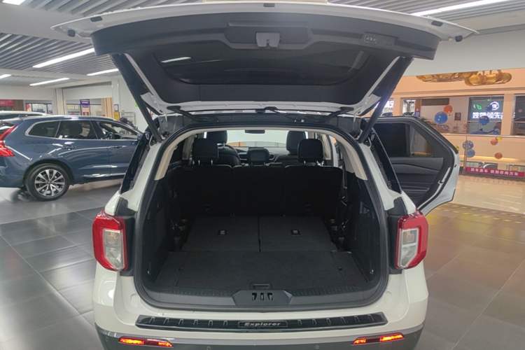 Used Ford Explorer 2020 EcoBoost 285 4x4 Titanium Edition 7-Seater Trunk